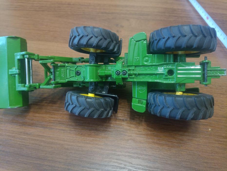 Продам трактор іграшковий металевий Siku John Deere 6820