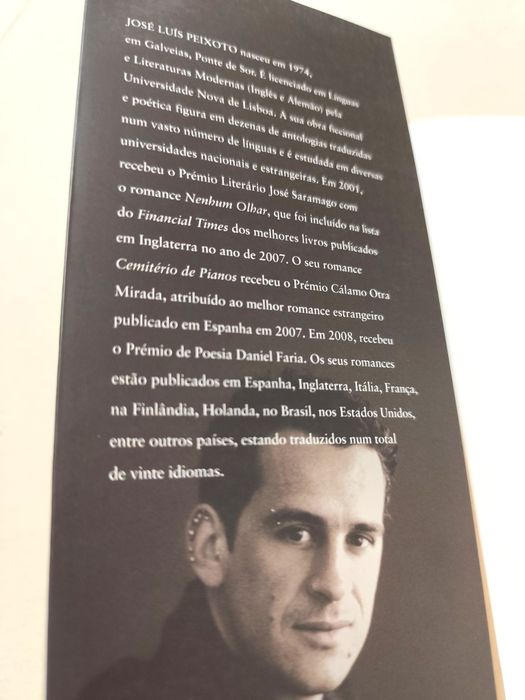 Livro: Abraço de José Luís Peixoto