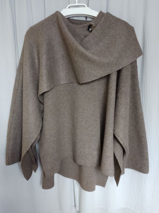 Dzianinowy krótki płaszczyk z peleryną Zara L-XL