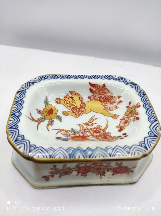 Saleiro em porcelana  da Vista alegre, dragão, flores e dourados
