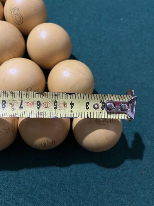 Більярдний стіл.  .