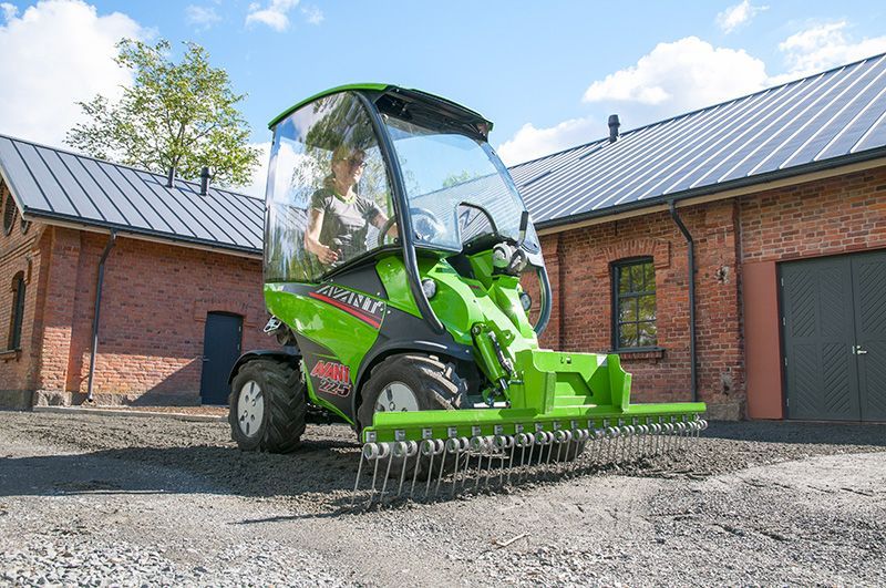 Ківши, вила. Міні навантажувач AVANT 200 серії.