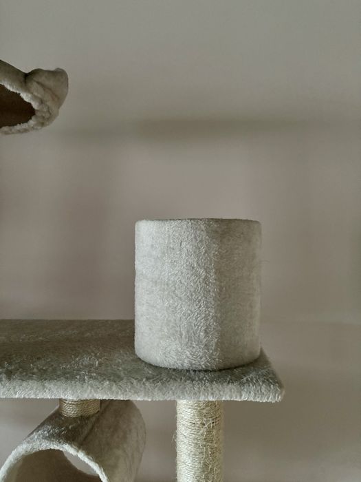 Arvore para gatos grande de cor bege