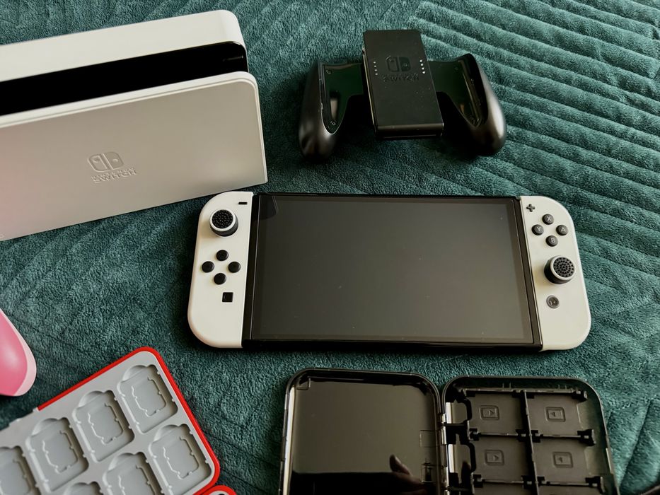 Nintendo Switch OLED biały - GWARANCJA - zestaw z grami, etui, pad etc