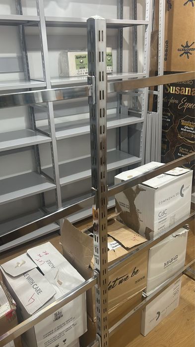 Montagem de prateleiras de loja