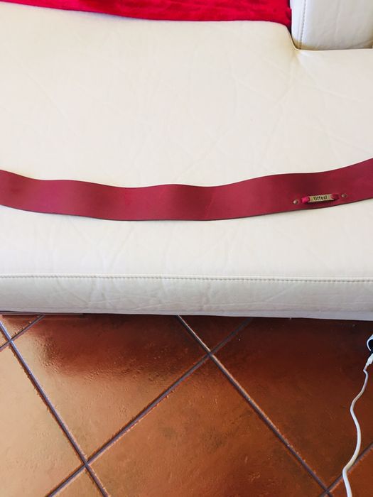 Cintos  em pele  e se missangas ( rigorosamente novo)