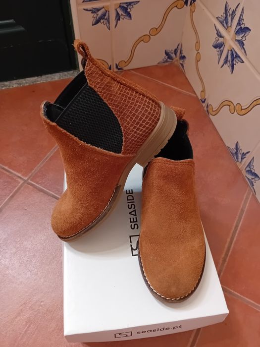 Botas em pele 26 semi novas