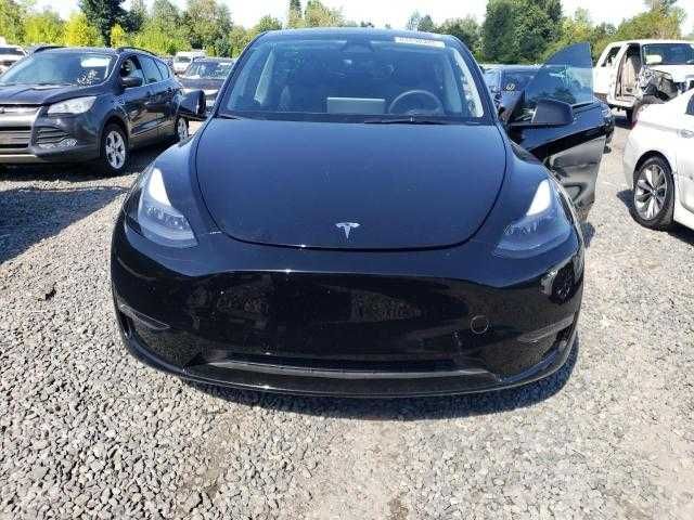 Tesla Model Y 2023 /