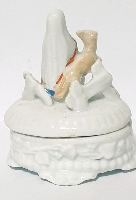 Amorosa antiga caixinha figurativa em porcelana Conta e Boehme