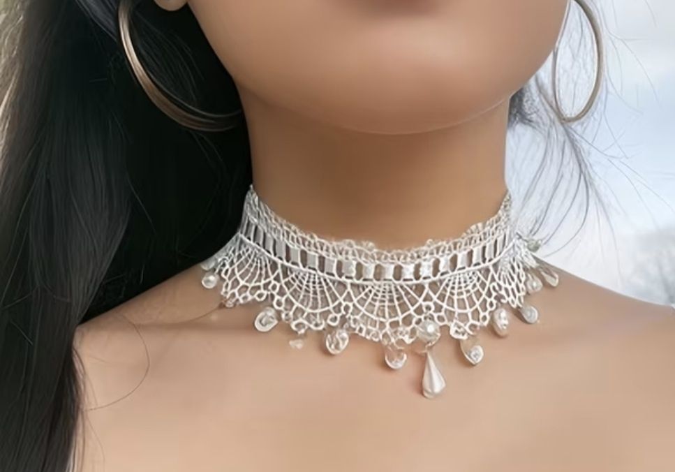 Śliczny, biały choker koronkowy z perłami i kryształkami – NOWY!