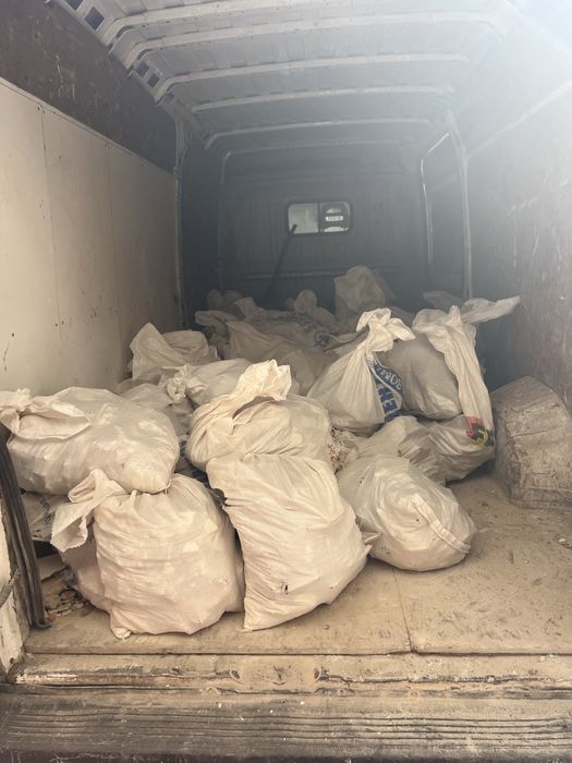 Вивіз будівельного сміття, бою, хламу. Вантажники. Утилізація