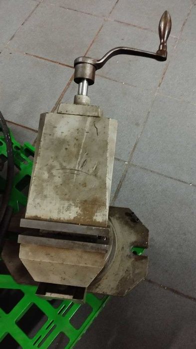 Prensa para fresadora com base rotativa inclinável