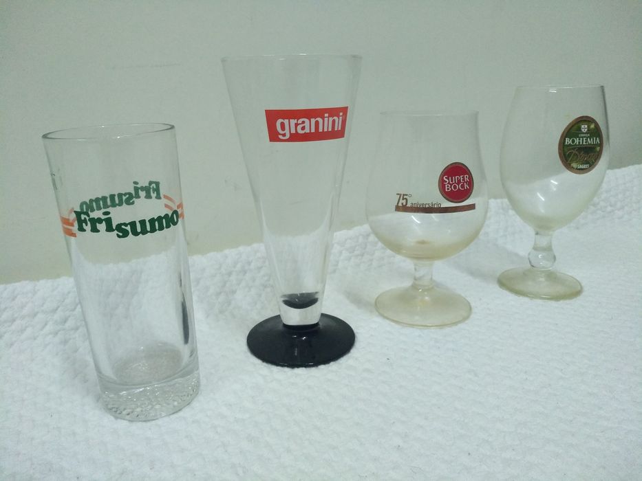 Variedade de copos antigos com publicidade para coleção