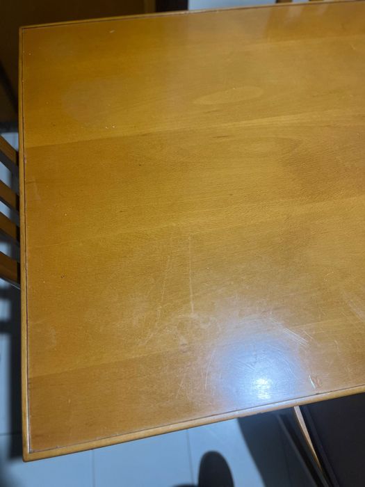 Mesa e cadeiras em madeira