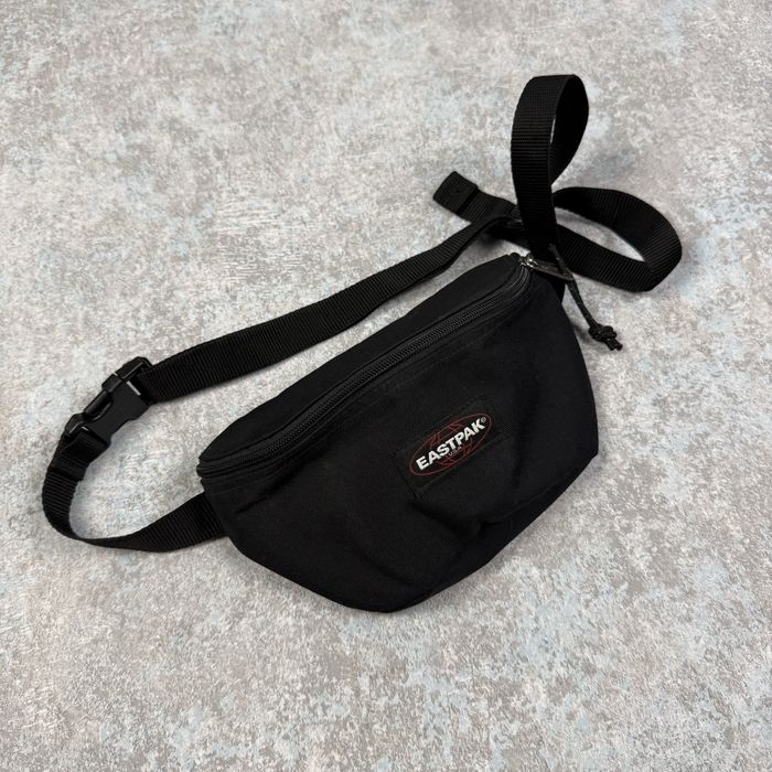 Чорна сумка-бананка Eastpak usa