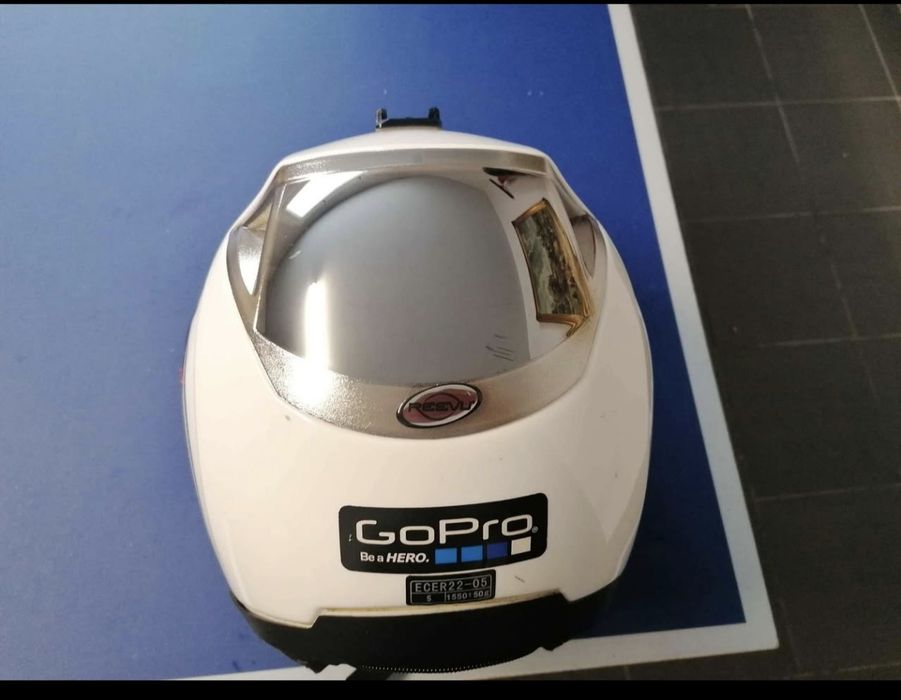 Capacete modular com espelho retrovisor