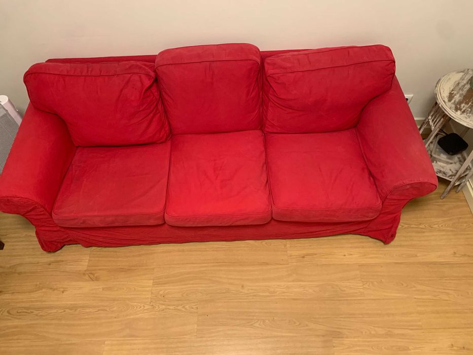 Sofá Ikea EKTORP com capa vermelha (removível)