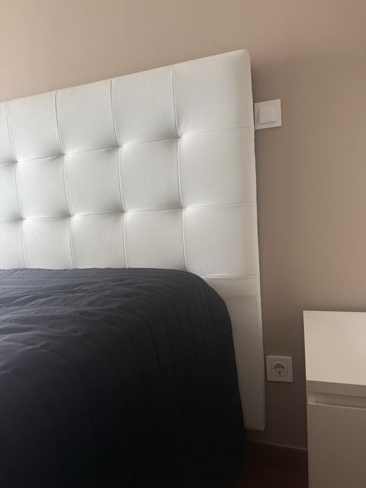 Quarto completo branco – cama com arrumação, cabeceira estofada e mesas de cabeceira