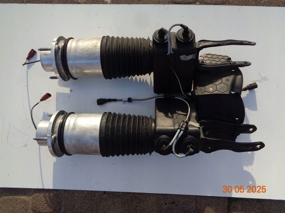 amortyzator pneumatyczny przedni prawy porsche taycan 9j1 9j1616038c