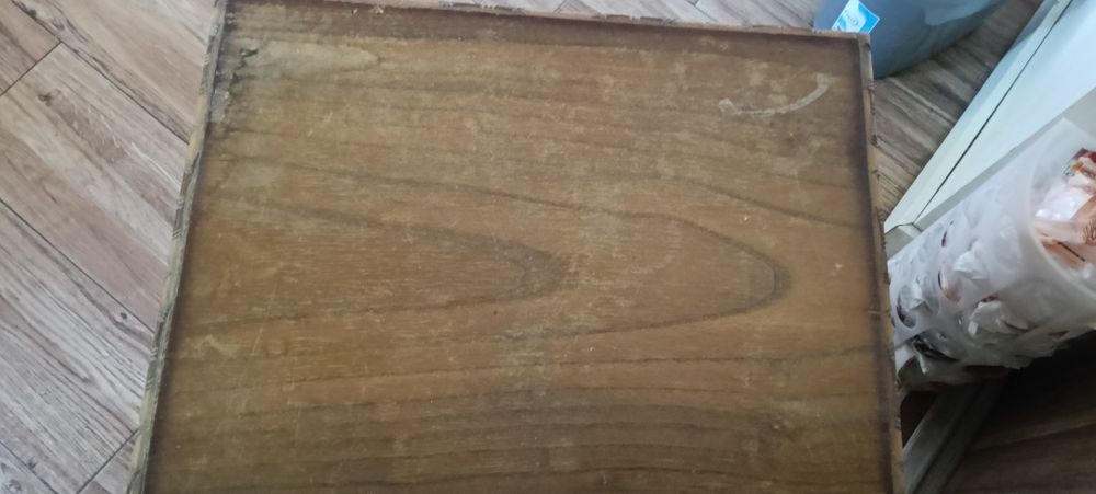 Mesa de cabeceira de madeira.