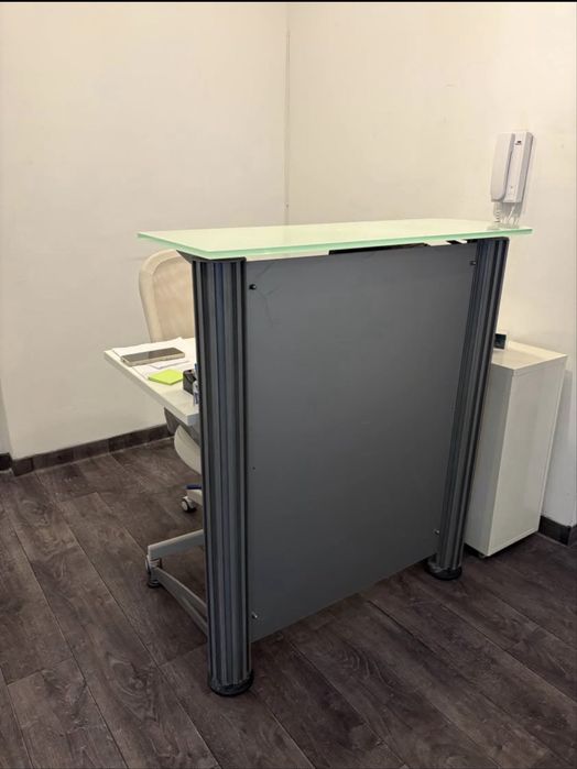 Balcão com tampo de vidro e secretaria