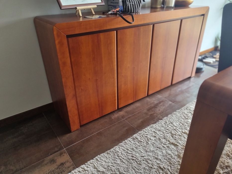 Conjunto de sala de jantar com mesa, aparador, tela e mesa de centro