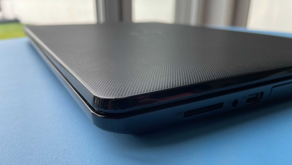 Dell Vostro 15" 3568 i5_7200U 2.50GHz 16GB DDR4 SSD 256GB Win10 Pro