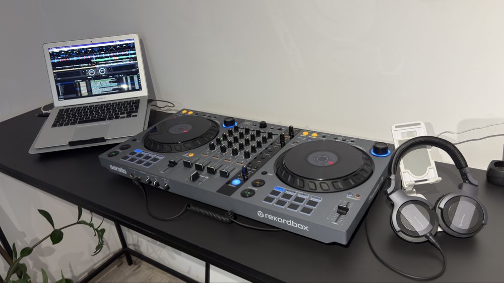 Zestaw DJ gotowy do grania. Konsola, laptop, sluchawki, ława, przewody