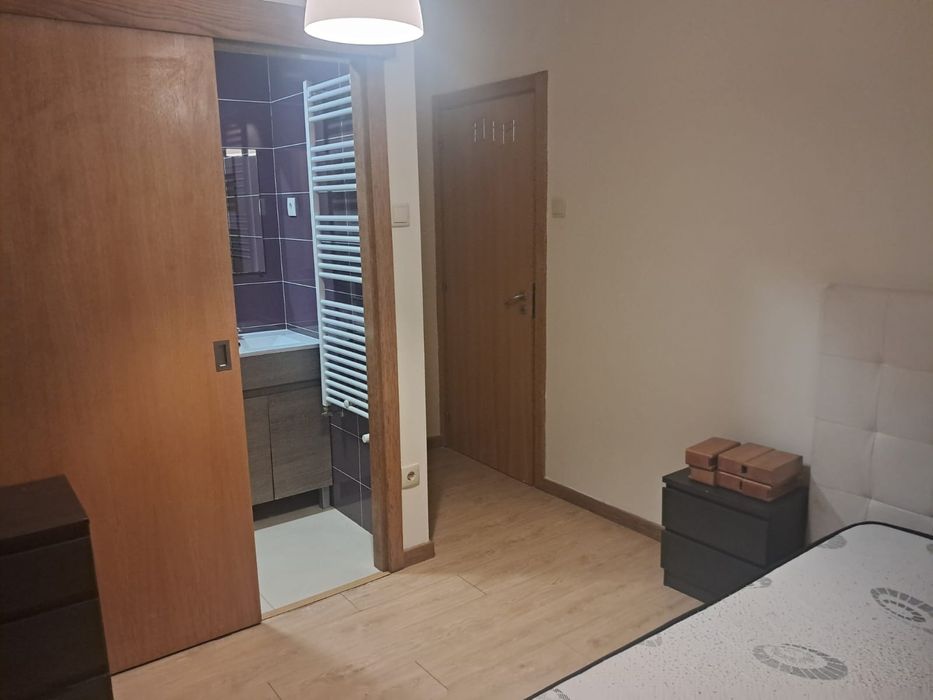 Quarto com WC privativa  em Apartamento Centro de Viseu