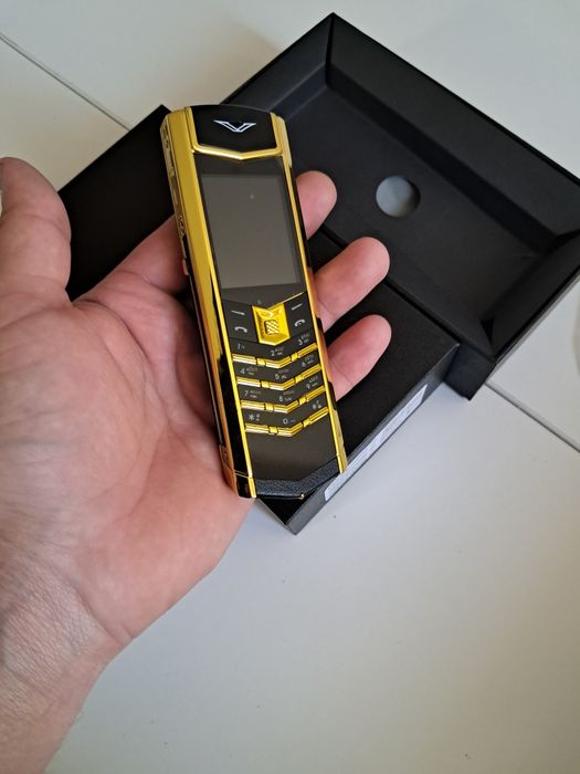 Новый мобильный телефон VERTU Signature v10