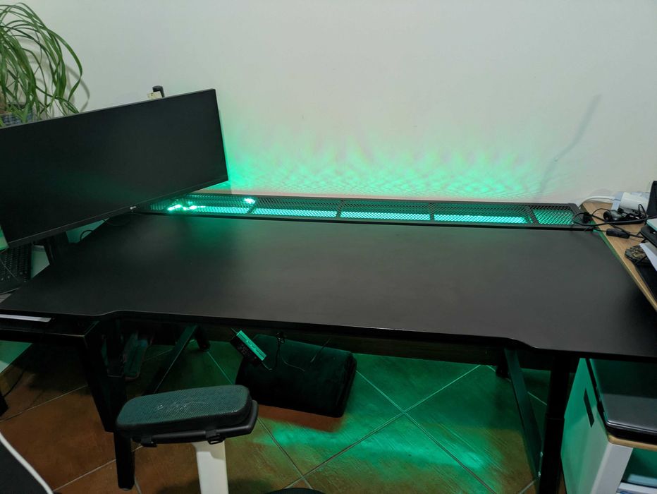 Black office table (UTESPELARE) + Acessórios