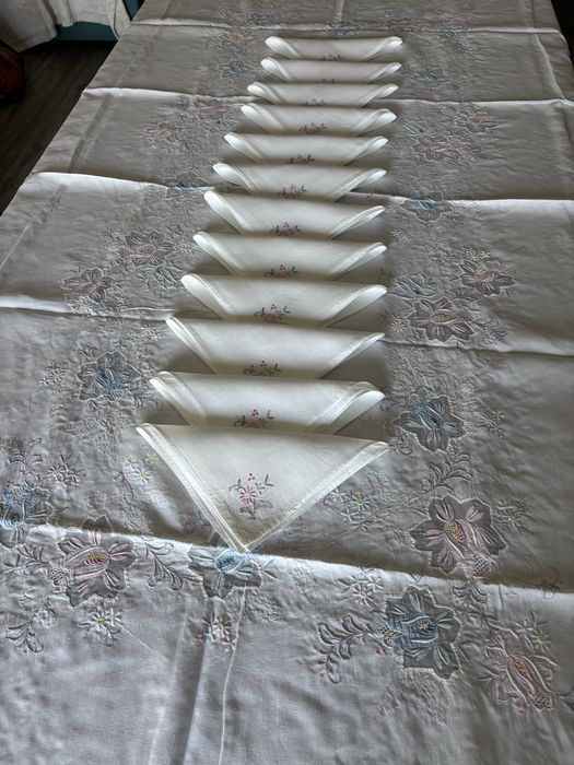 Toalha de mesa linho com bordado manual e 12 guardanapos