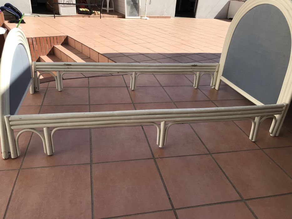 Mobilia de quarto em palhinha branco