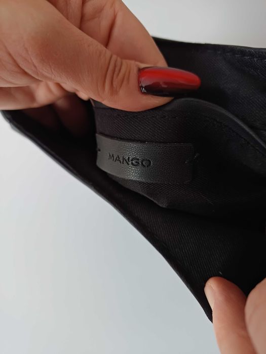 Torebka Mango czarna złota rączka sculptural mini