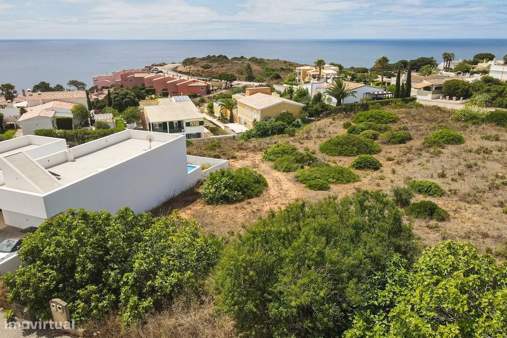 Lote exclusivo para construção de moradia geminada.