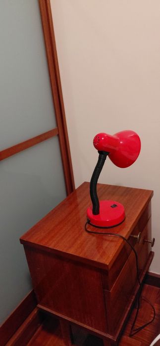 2 mesinhas cabeceira vintage e 2 candeeiros  vermelhos