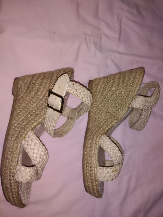 Sandálias cremes da marca Mó tam 37 só 5€ excelente estado