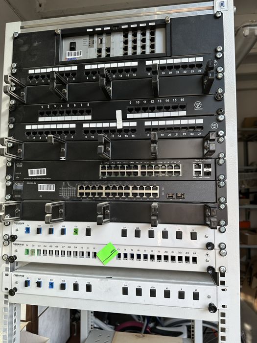 Regał + switch cisco + zyxel Gs1100 sg200-26 + inne