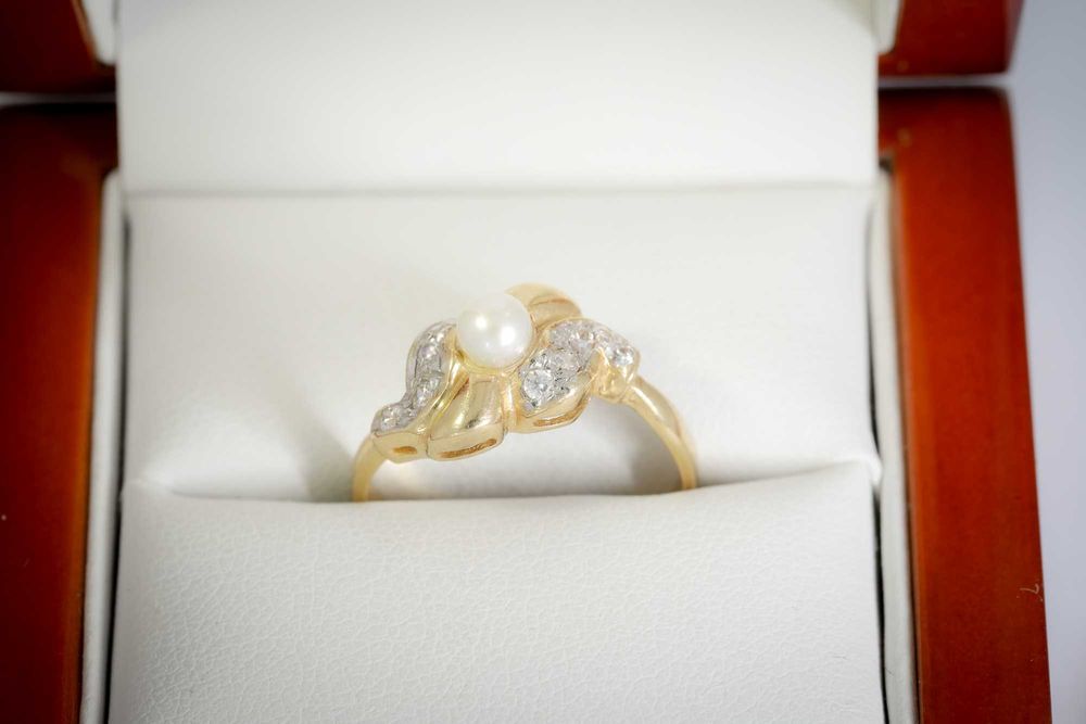 Złoty pierścionek z perłą r 15