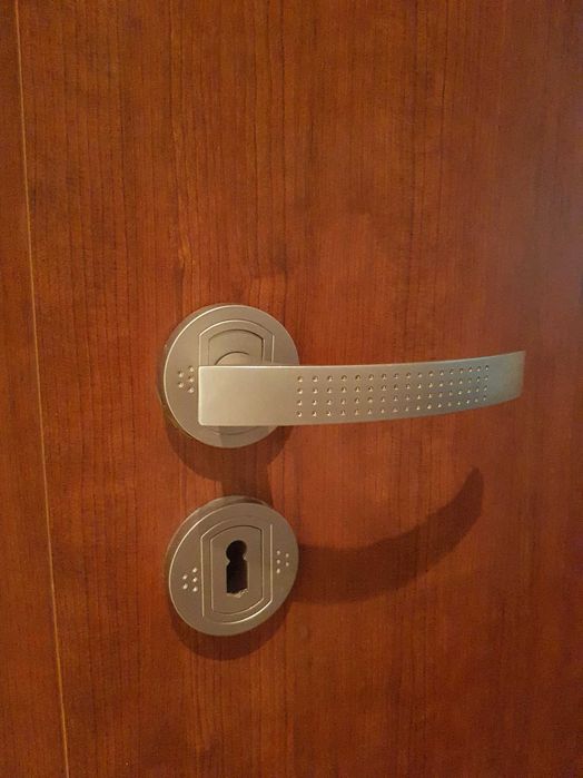 Zestaw klamek i zamków do drzwi 8 szt