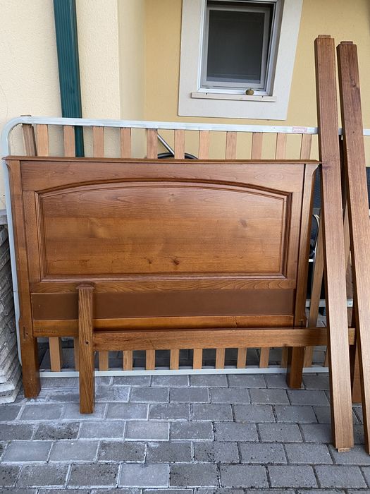 Cama completa madeira. Comprimento 1,85 cm e largura 1,35 cm