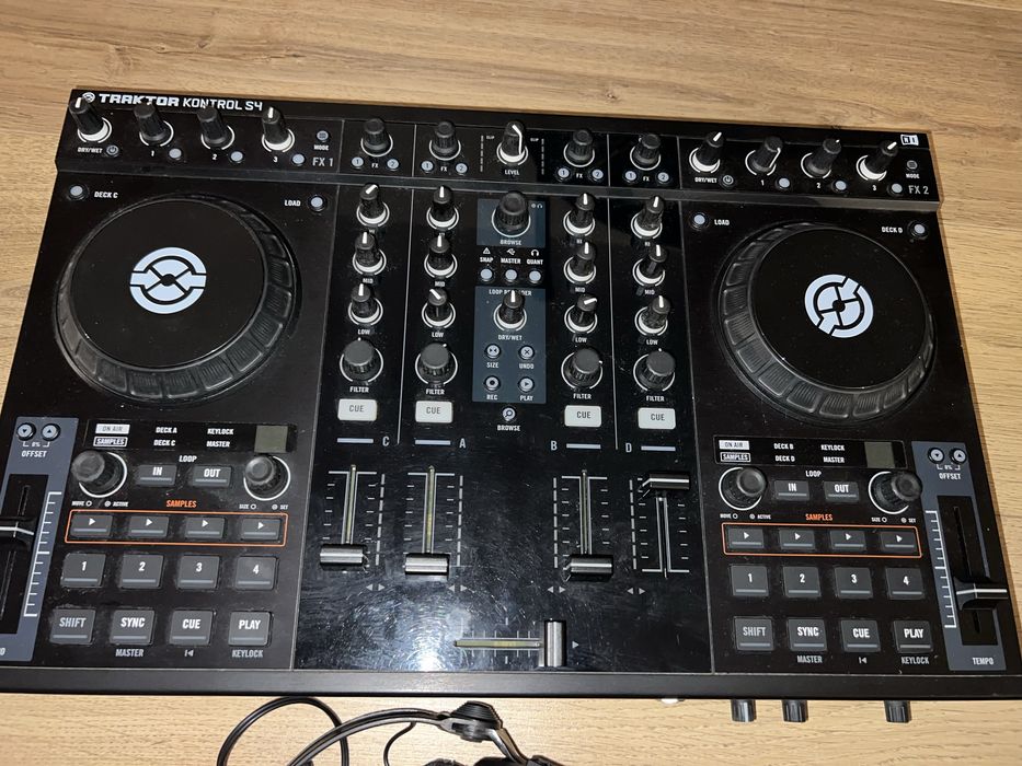Traktor Kontrol S4 MK1 DJ Controller + Sennheiser HD 25 Headphones