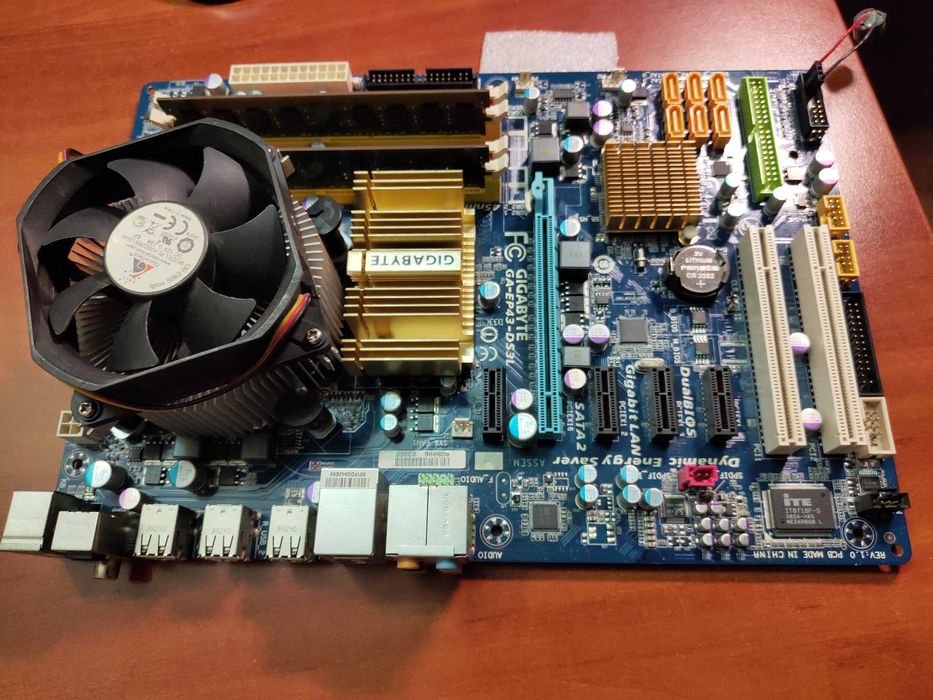 GIGABYTE GA-EP43-DS3L FSB1600 +Intel Xeon E5450 4Core 3 Ghz +4GB DDR2