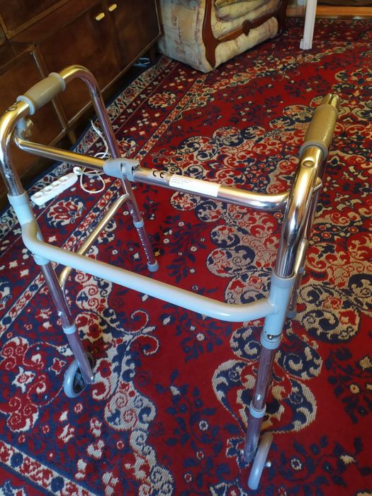 Медицинские ходунки для стариков инвалидов