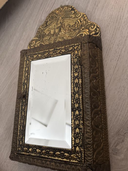 Stare krysztalowe lusterko na mosiężnej szafce ze szczotkami