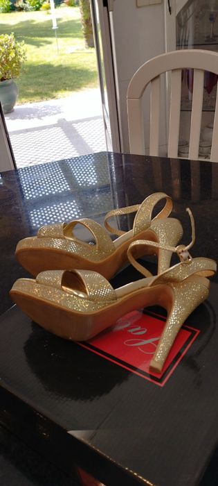 Sandálias n, 36, como novas. douradas.