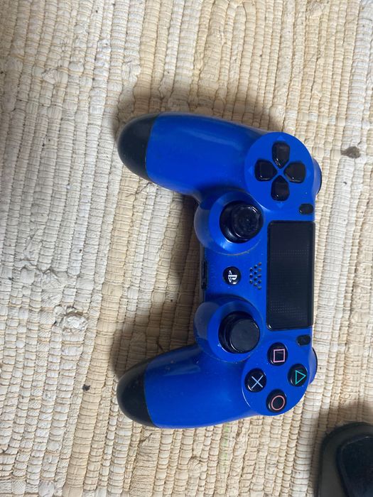 PS4 novo estado com um comando e uma base de caregamemto