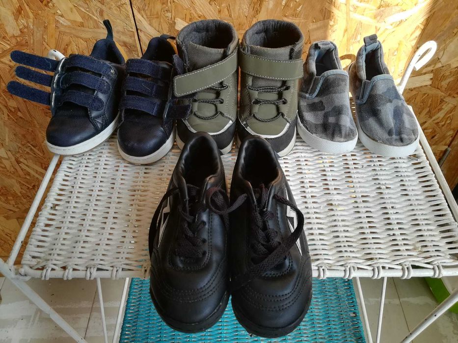 Calçado de criança tamanhos 25 e 26 (preço pelo conjunto)