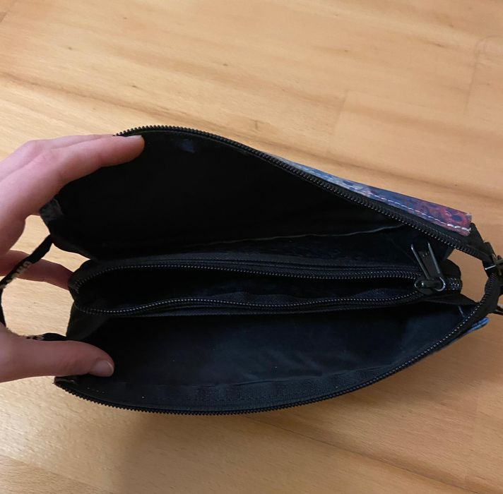 2 estojos diferentes