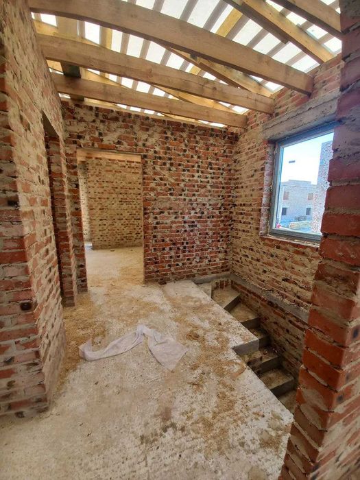 Продаж кутового котеджу з міськими комунікаціями